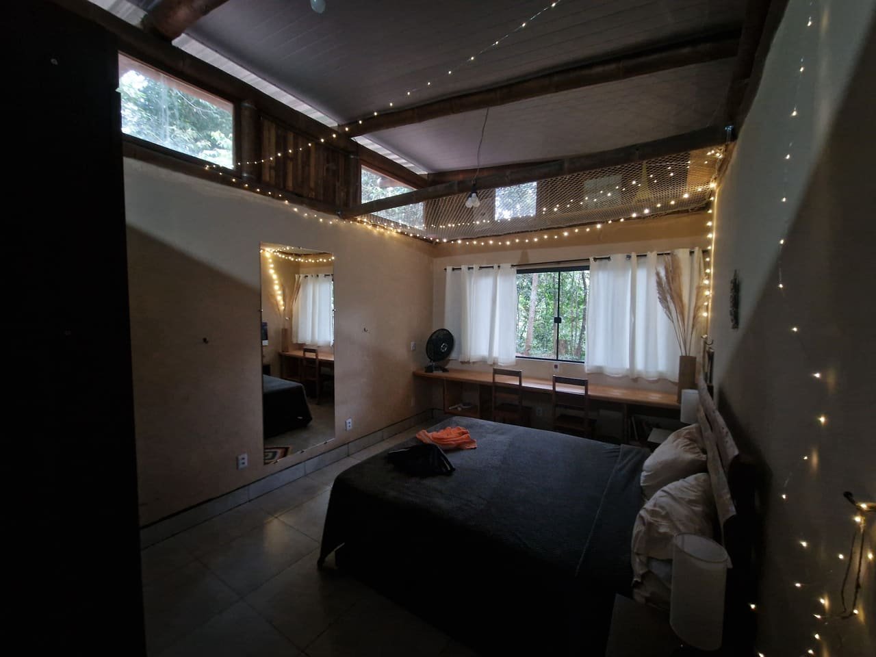 Quarto com luzes suaves