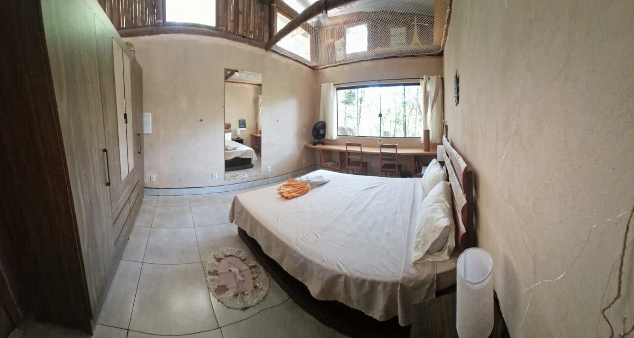 Quarto com janela para a mata