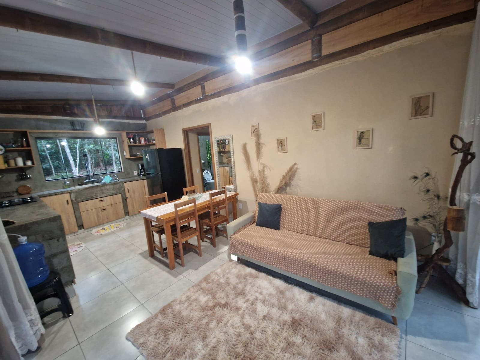 Sala e cozinha integradas da Casa Bambu